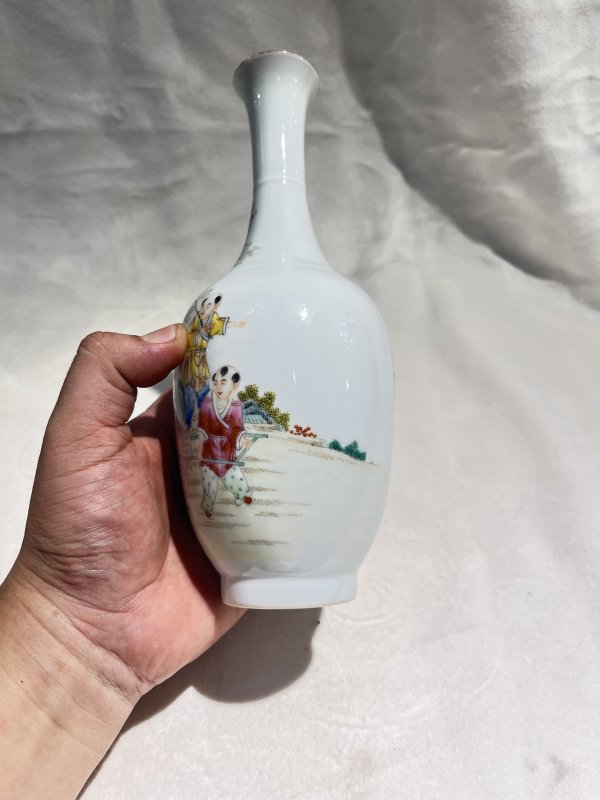 粉彩婴戏纹长颈瓶一对 - 图12