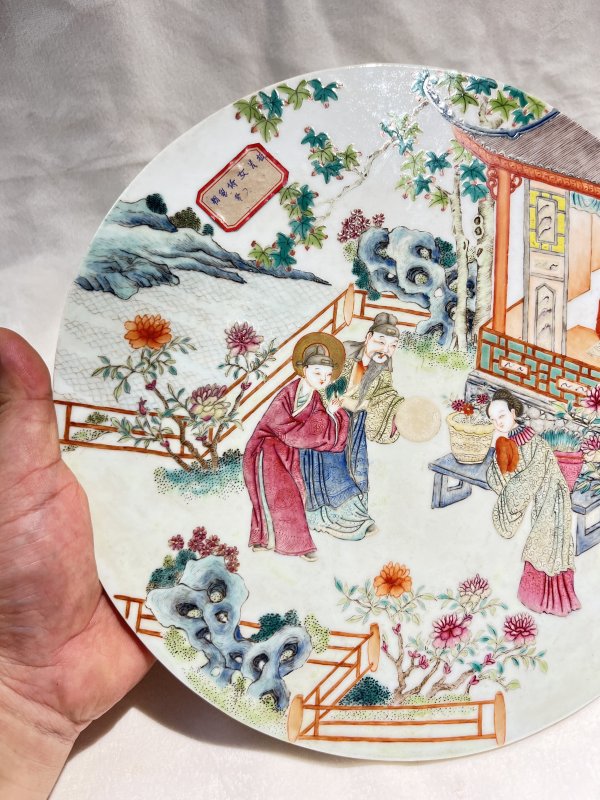 粉彩庭院仕女纹瓷板 - 图4