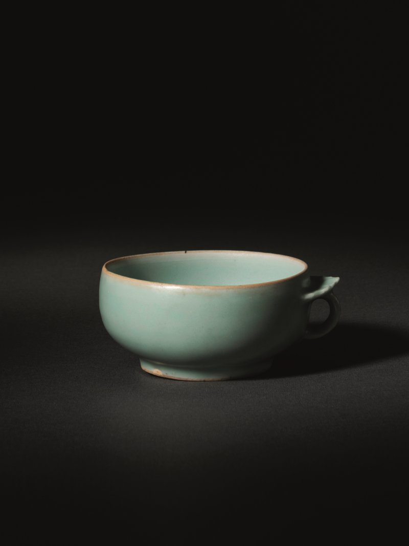 明 龙泉窑粉青釉把杯