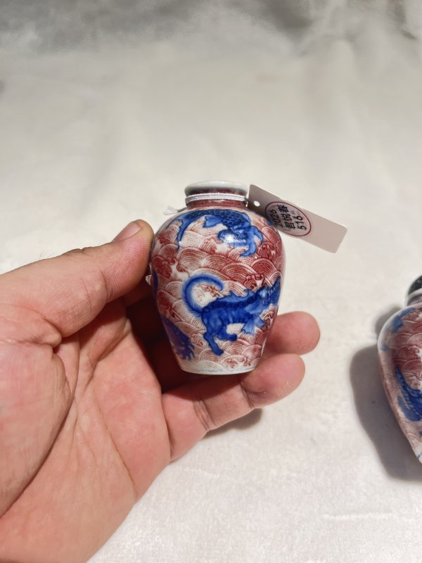 青花釉里红海水瑞兽纹烟壶一对 - 图4
