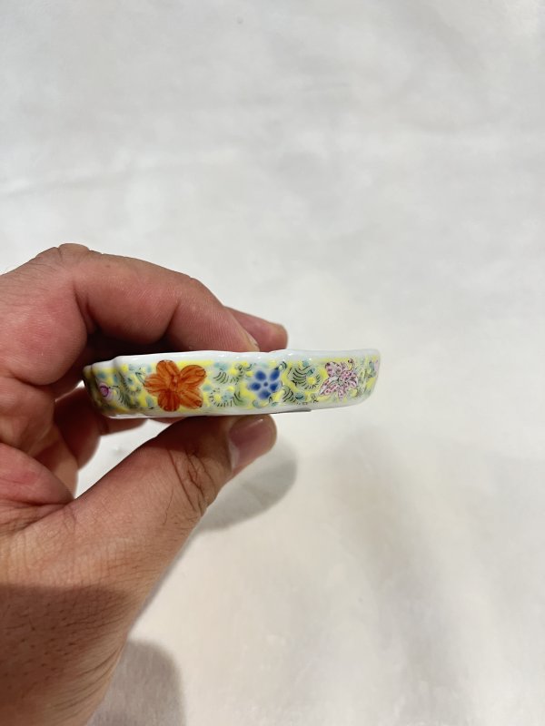 黄地粉彩缠枝花卉纹笔舔 - 图7
