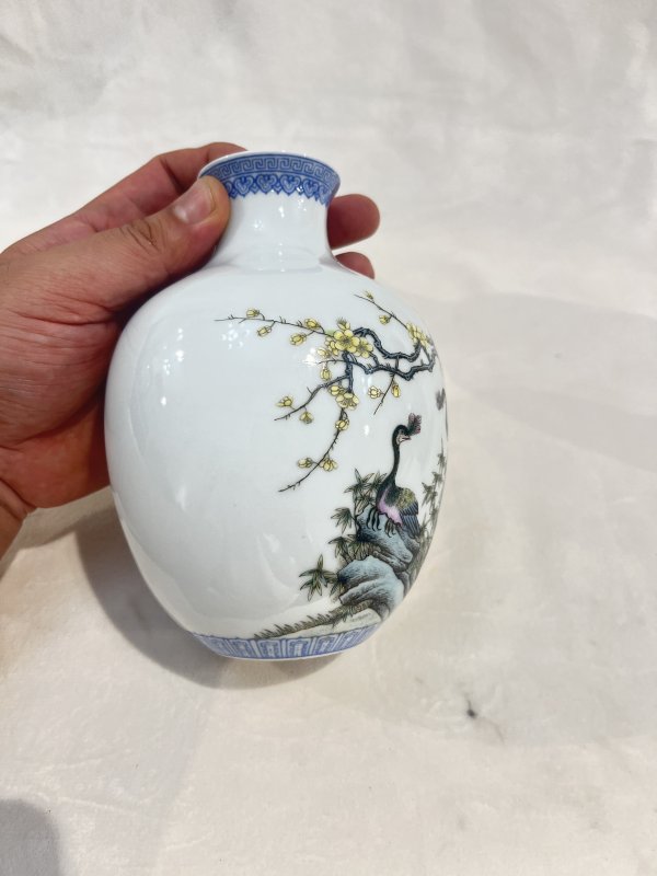 粉彩孔雀诗文灯笼瓶一对 - 图7
