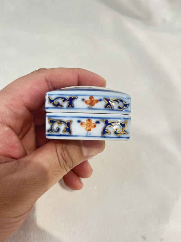 青花粉彩人物纹印盒 - 图4