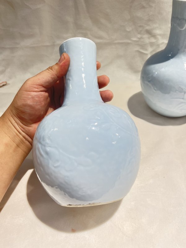 天青釉三多纹天球瓶一对 - 图6