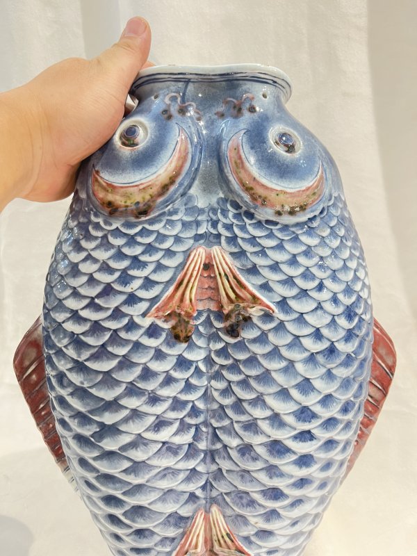 青花釉里红双鱼形花插 - 图11