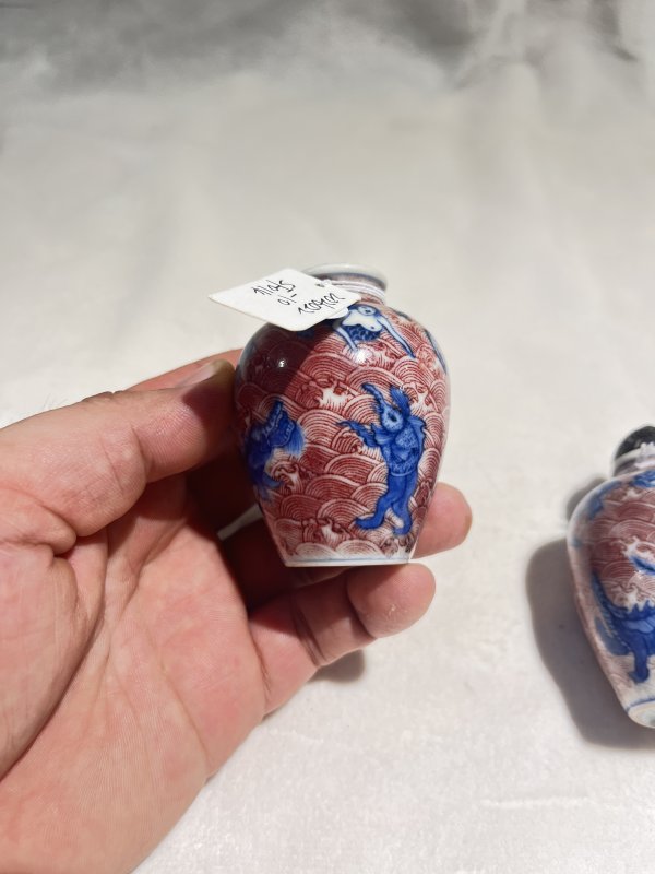 青花釉里红海水瑞兽纹烟壶一对 - 图5