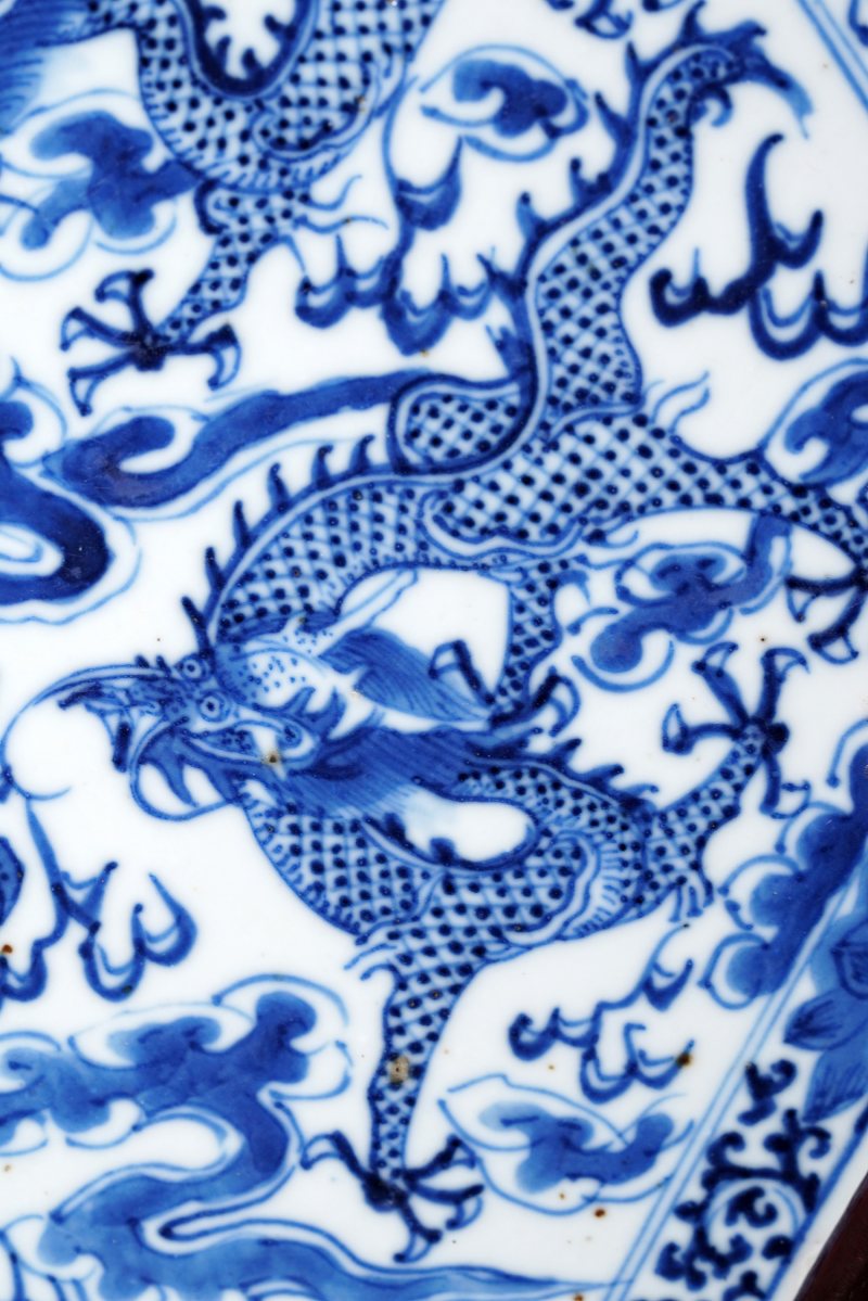 清中期 青花三龙六方瓷板插屏 - 图5