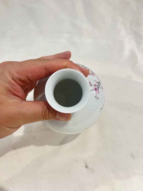 粉彩孔雀诗文灯笼瓶一对 - 图8