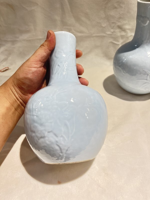 天青釉三多纹天球瓶一对 - 图7