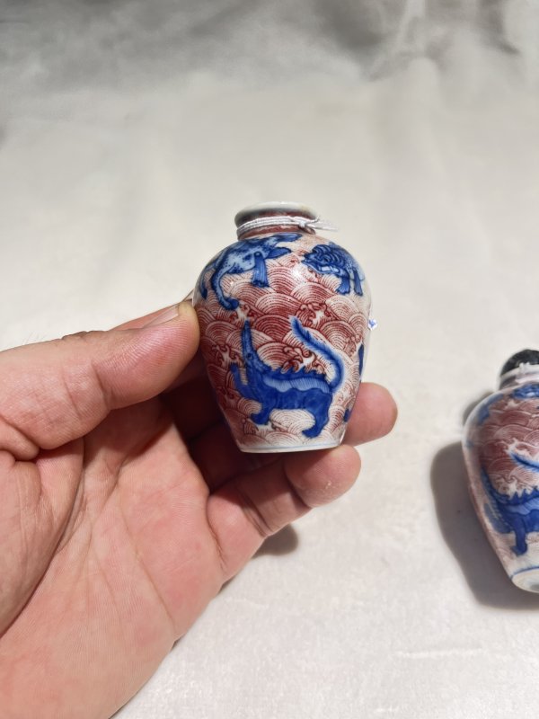 青花釉里红海水瑞兽纹烟壶一对 - 图6