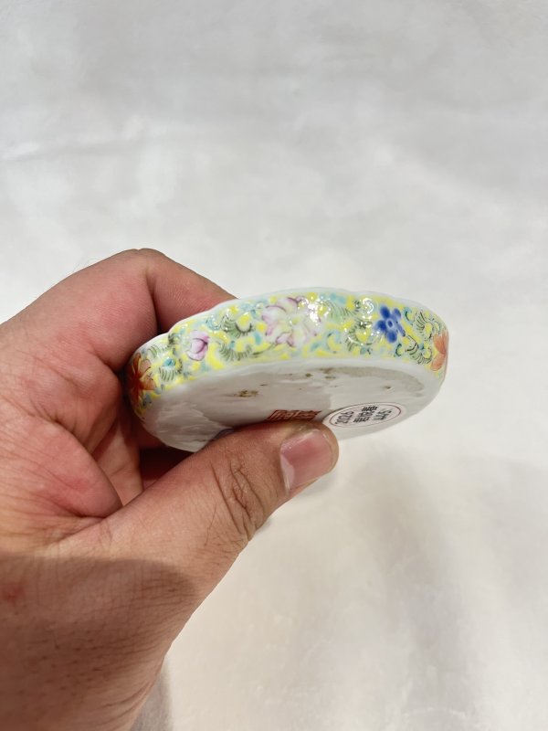 黄地粉彩缠枝花卉纹笔舔 - 图9