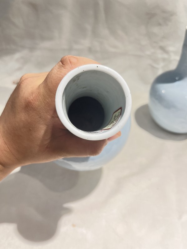 天青釉三多纹天球瓶一对 - 图8