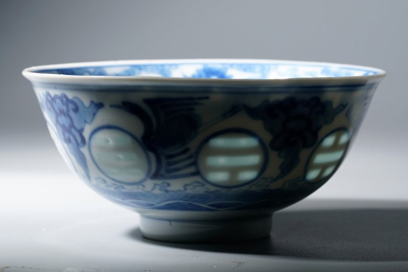 清光绪 青花云鹤玲珑八卦纹碗 - 图2