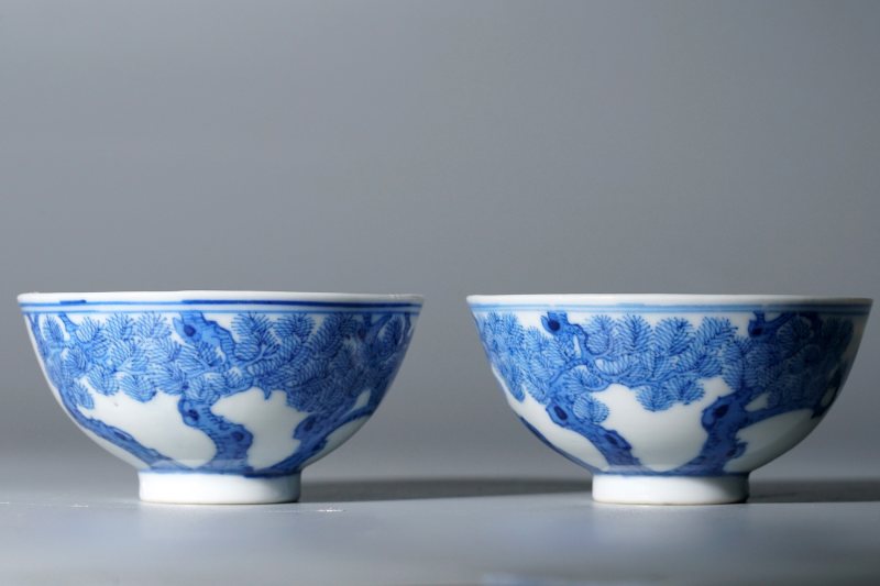 清光绪 青花虬松图杯一对 - 图2