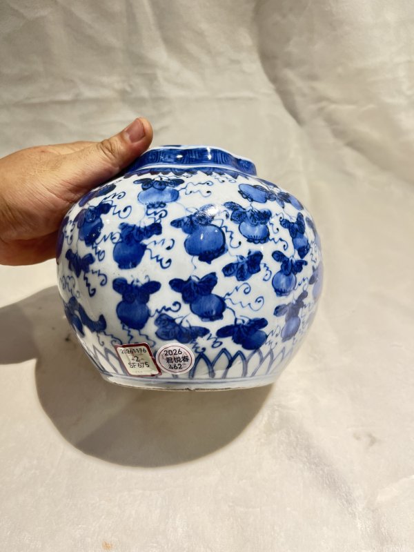 青花葡萄纹瓜棱罐 - 图3