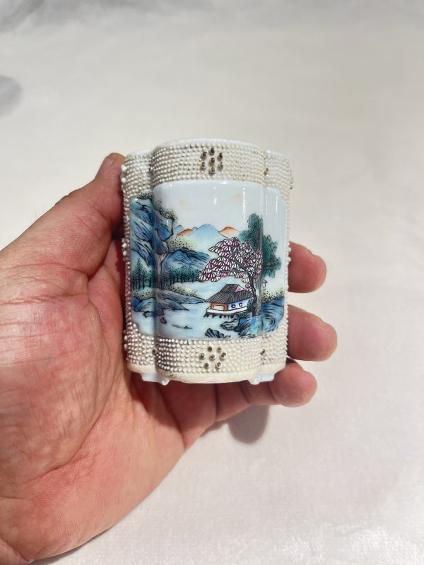 珍珠地开光粉彩山水纹笔筒 - 图3