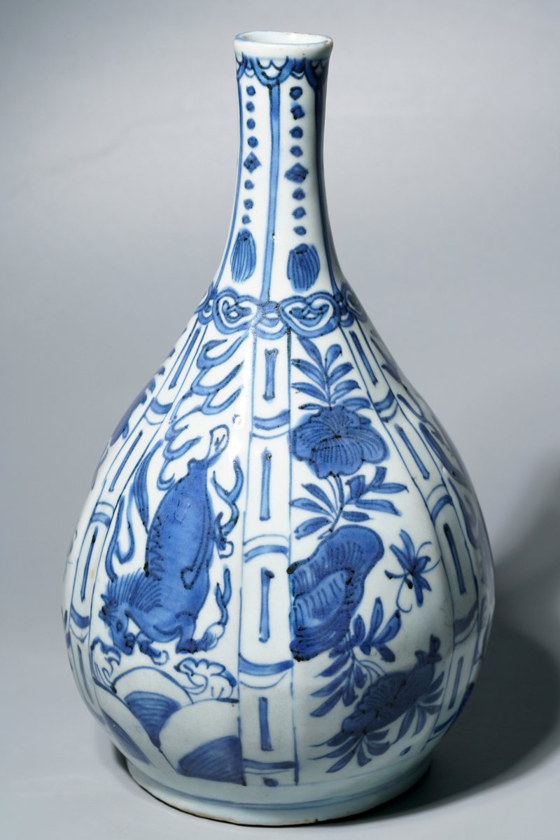 明万历 青花克拉克海马纹瓶 - 图7