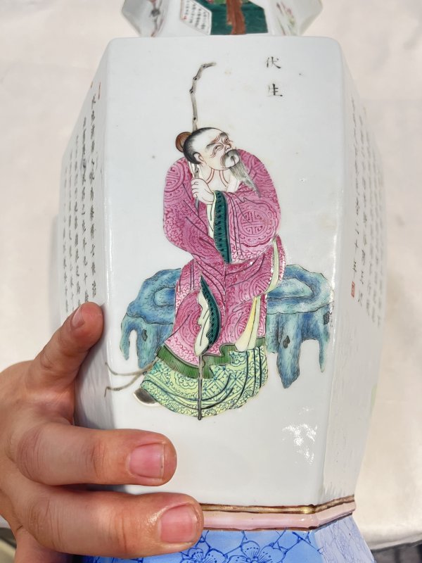 粉彩无双谱六方瓶 - 图10