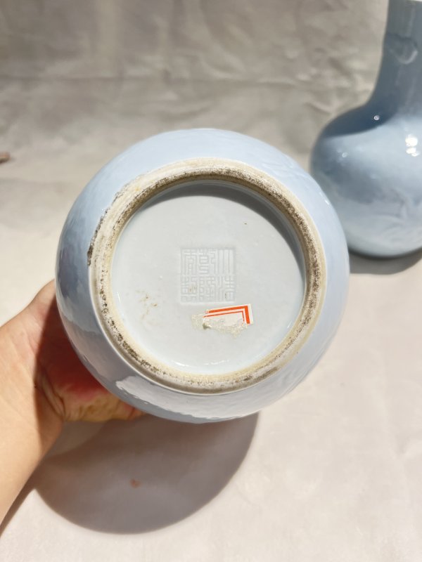 天青釉三多纹天球瓶一对 - 图9