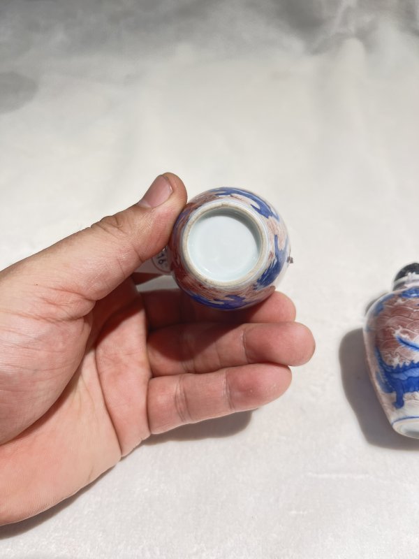青花釉里红海水瑞兽纹烟壶一对 - 图8