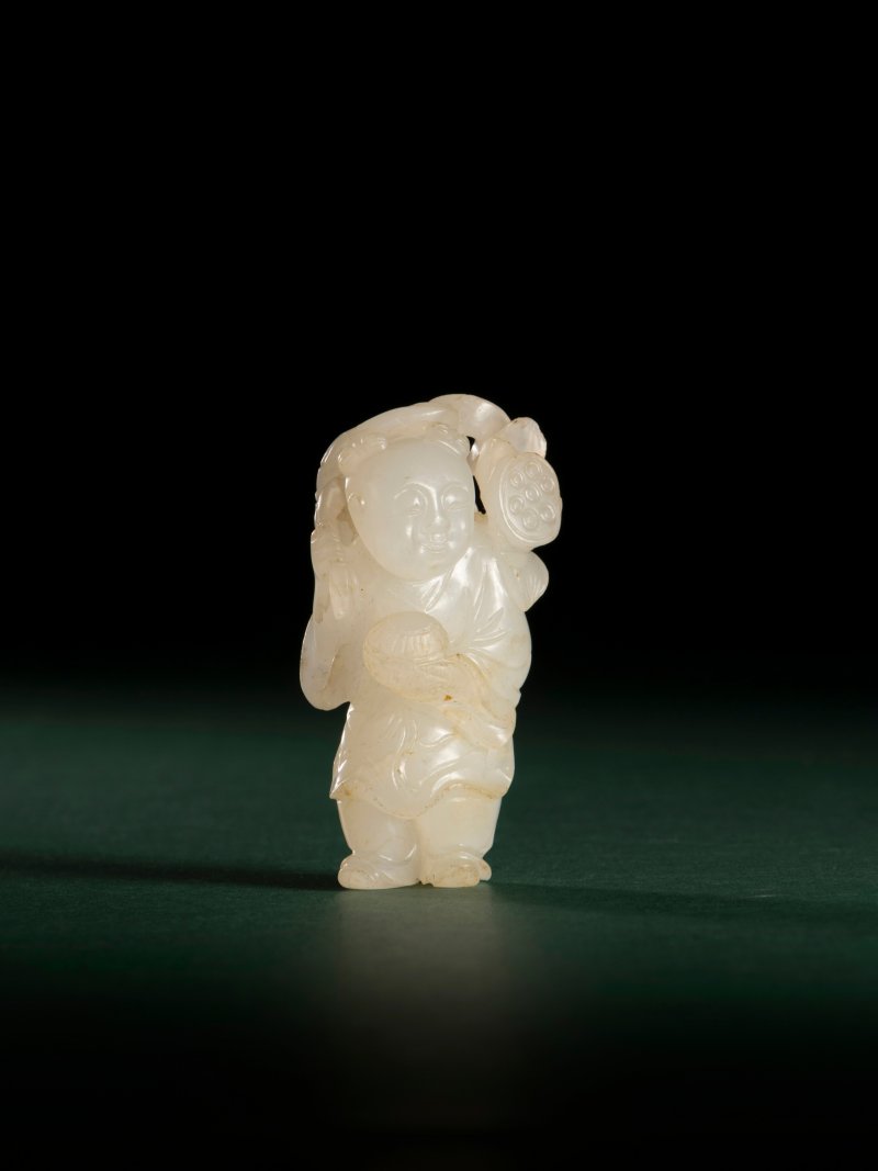 明 白玉圆雕执莲童子