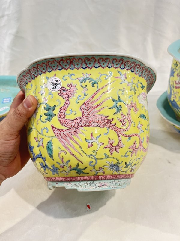 黄地粉彩夔凤穿花纹花口花盆、奁一对 - 图4