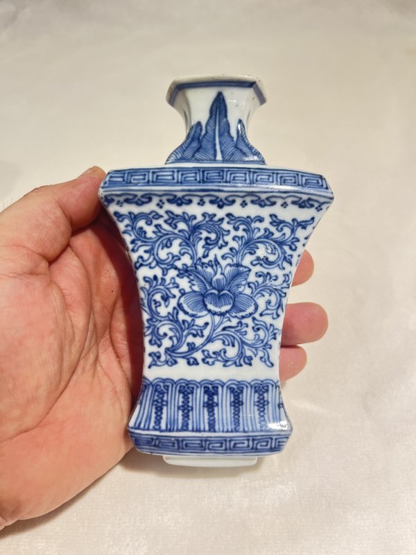 青花缠枝莲纹璧瓶 - 图3