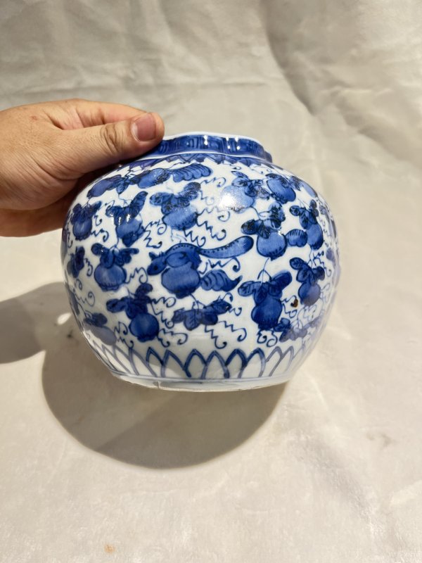 青花葡萄纹瓜棱罐 - 图4