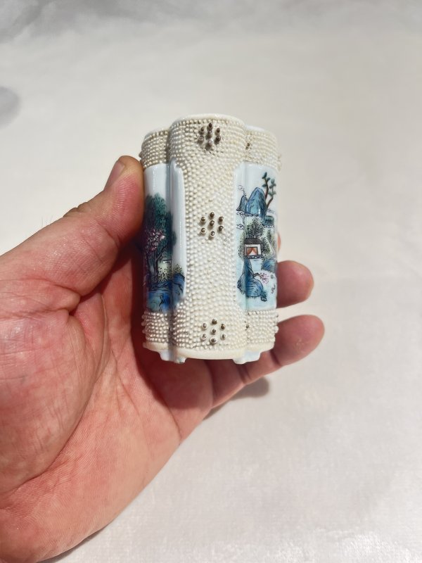 珍珠地开光粉彩山水纹笔筒 - 图4