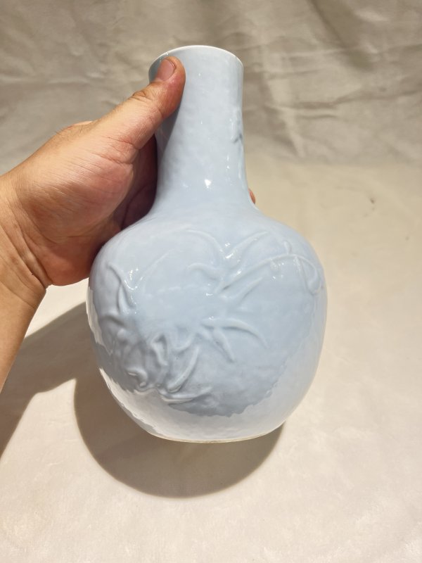 天青釉三多纹天球瓶一对 - 图10