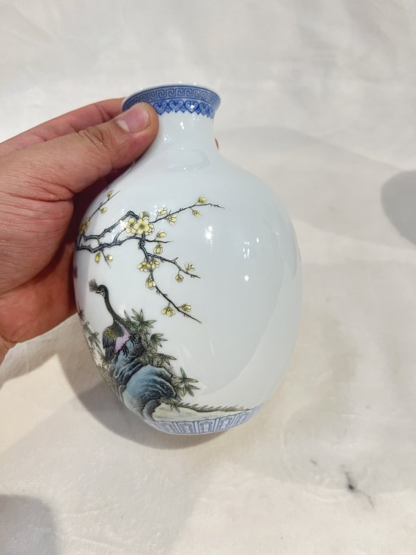 粉彩孔雀诗文灯笼瓶一对 - 图11