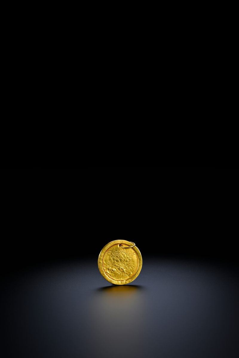 明 金錾刻荷花纹诗文坠 - 图2