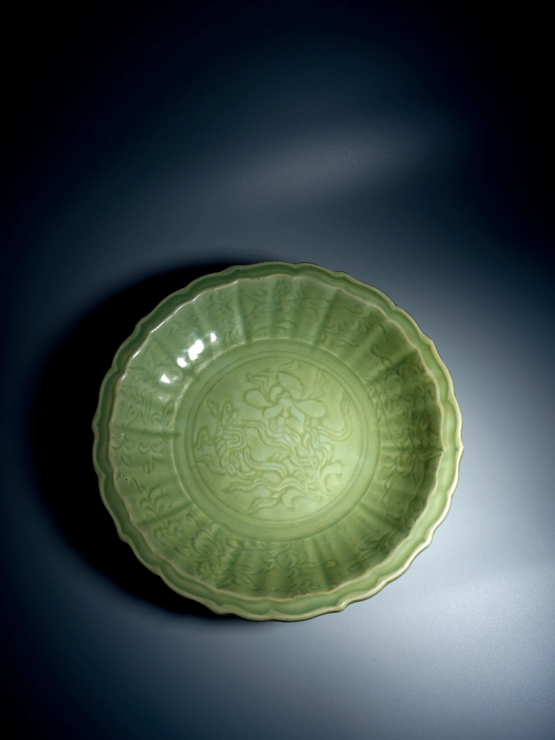 龙泉窑一束莲花口大盘