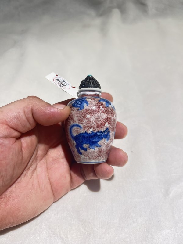青花釉里红海水瑞兽纹烟壶一对 - 图9
