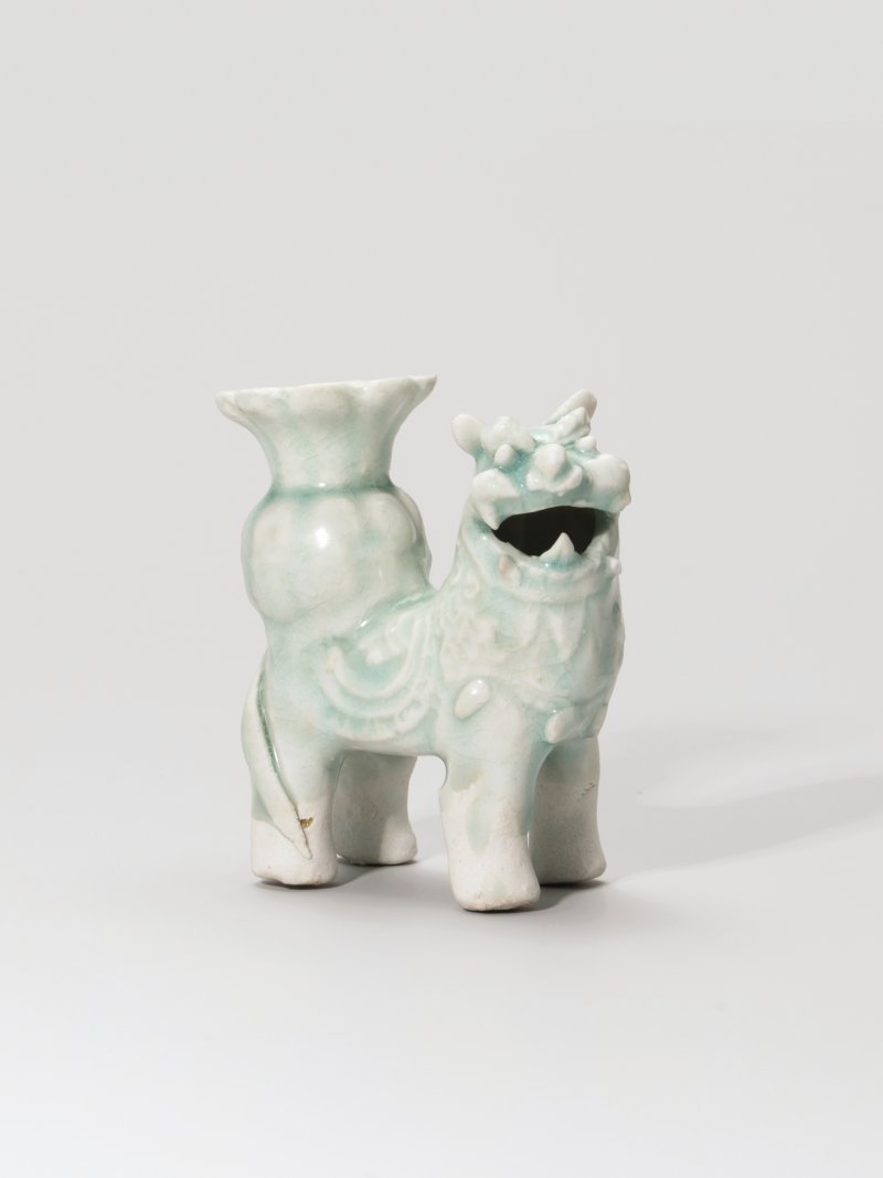 明 湖田窑狮形花插 - 图1