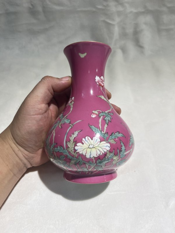 胭脂地粉彩花卉纹瓶 - 图3