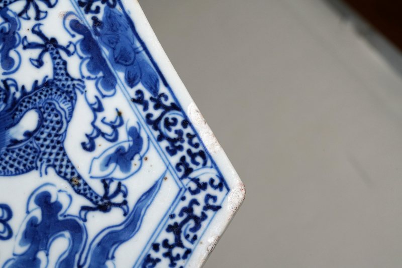 清中期 青花三龙六方瓷板插屏 - 图10