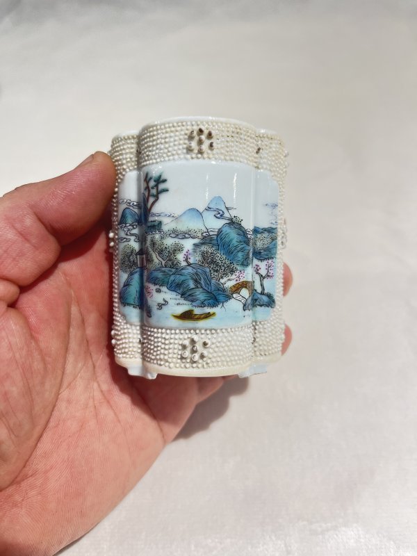 珍珠地开光粉彩山水纹笔筒 - 图5
