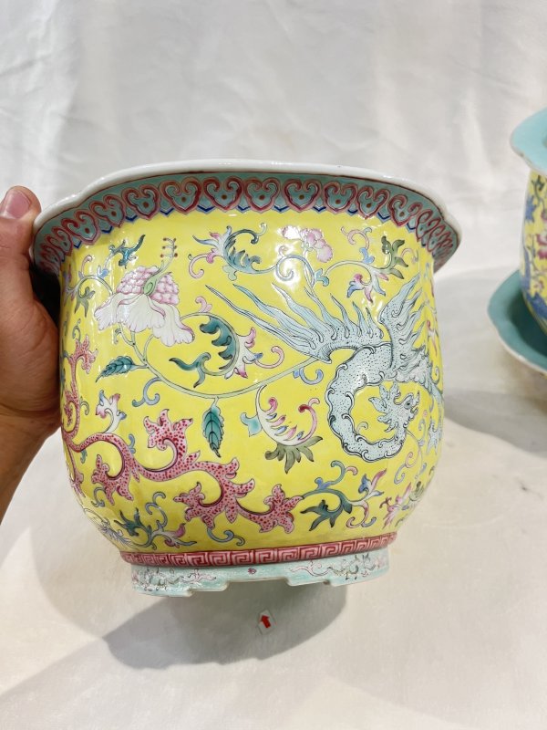黄地粉彩夔凤穿花纹花口花盆、奁一对 - 图5