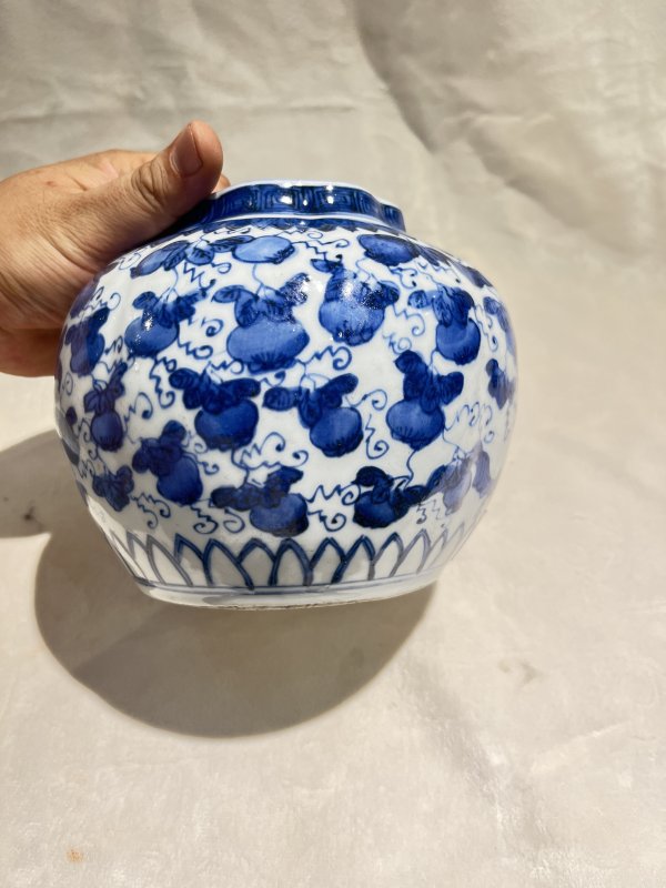 青花葡萄纹瓜棱罐 - 图6