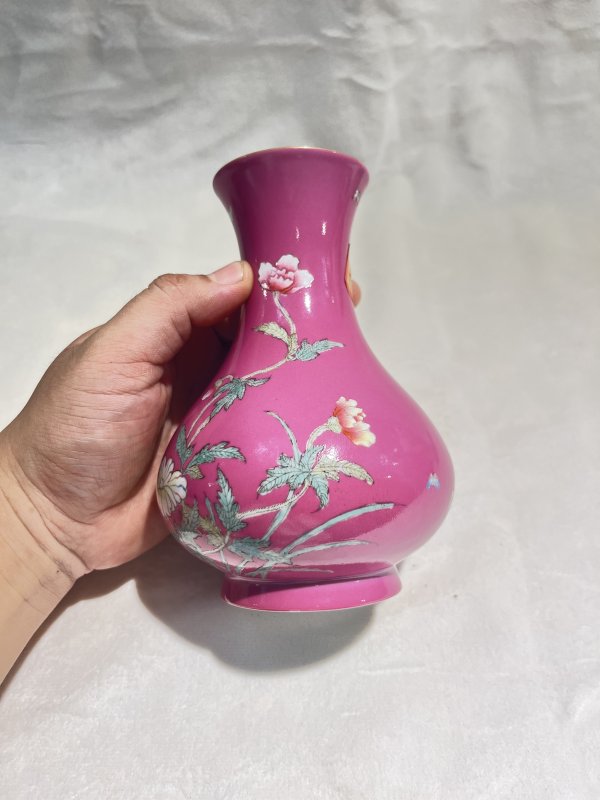 胭脂地粉彩花卉纹瓶 - 图4