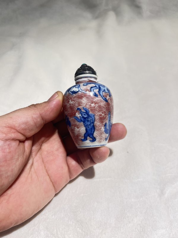 青花釉里红海水瑞兽纹烟壶一对 - 图10