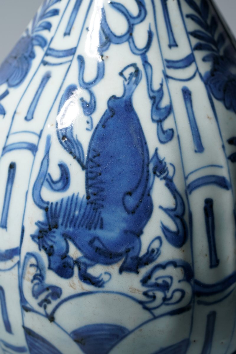 明万历 青花克拉克海马纹瓶 - 图10