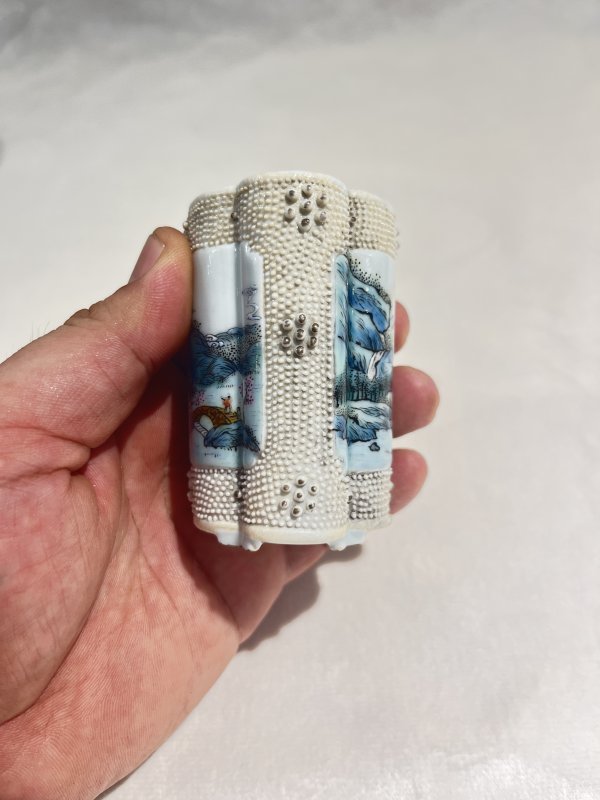 珍珠地开光粉彩山水纹笔筒 - 图6