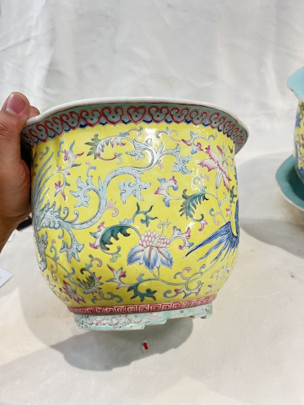 黄地粉彩夔凤穿花纹花口花盆、奁一对 - 图6