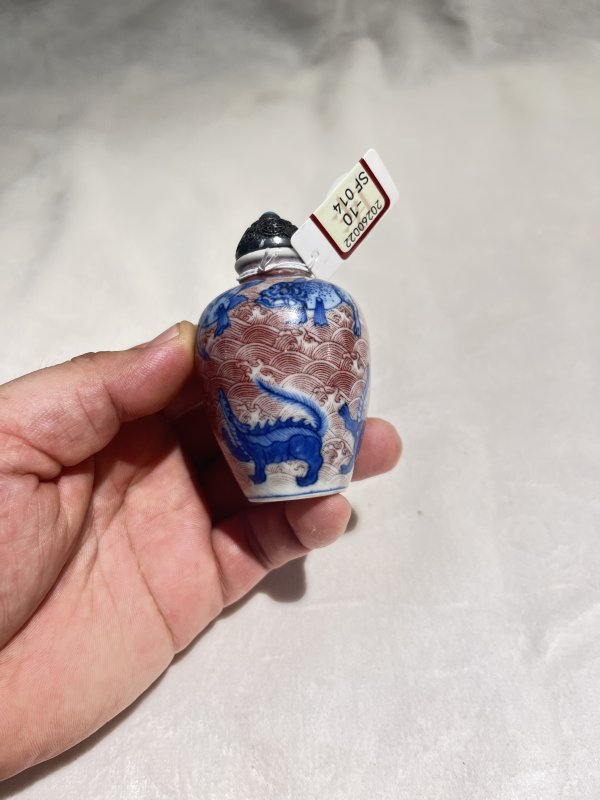 青花釉里红海水瑞兽纹烟壶一对 - 图11