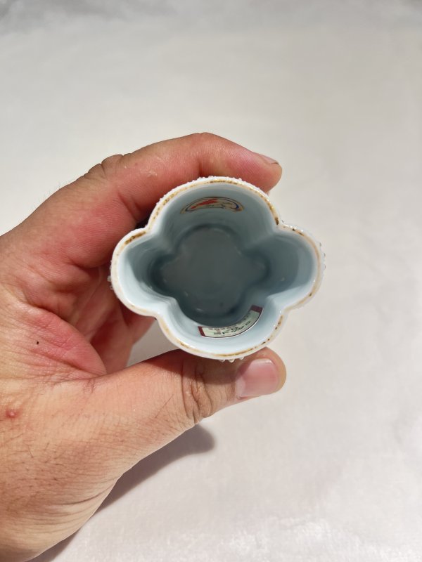 珍珠地开光粉彩山水纹笔筒 - 图7