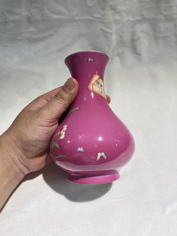 胭脂地粉彩花卉纹瓶 - 图5