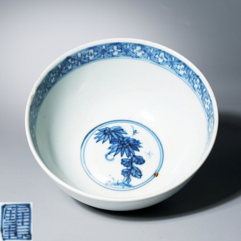 明嘉靖 外白釉内青花花卉纹碗