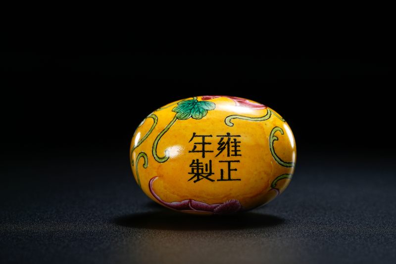 清雍正 金胎黄地画珐琅葫芦形烟壶 - 图3